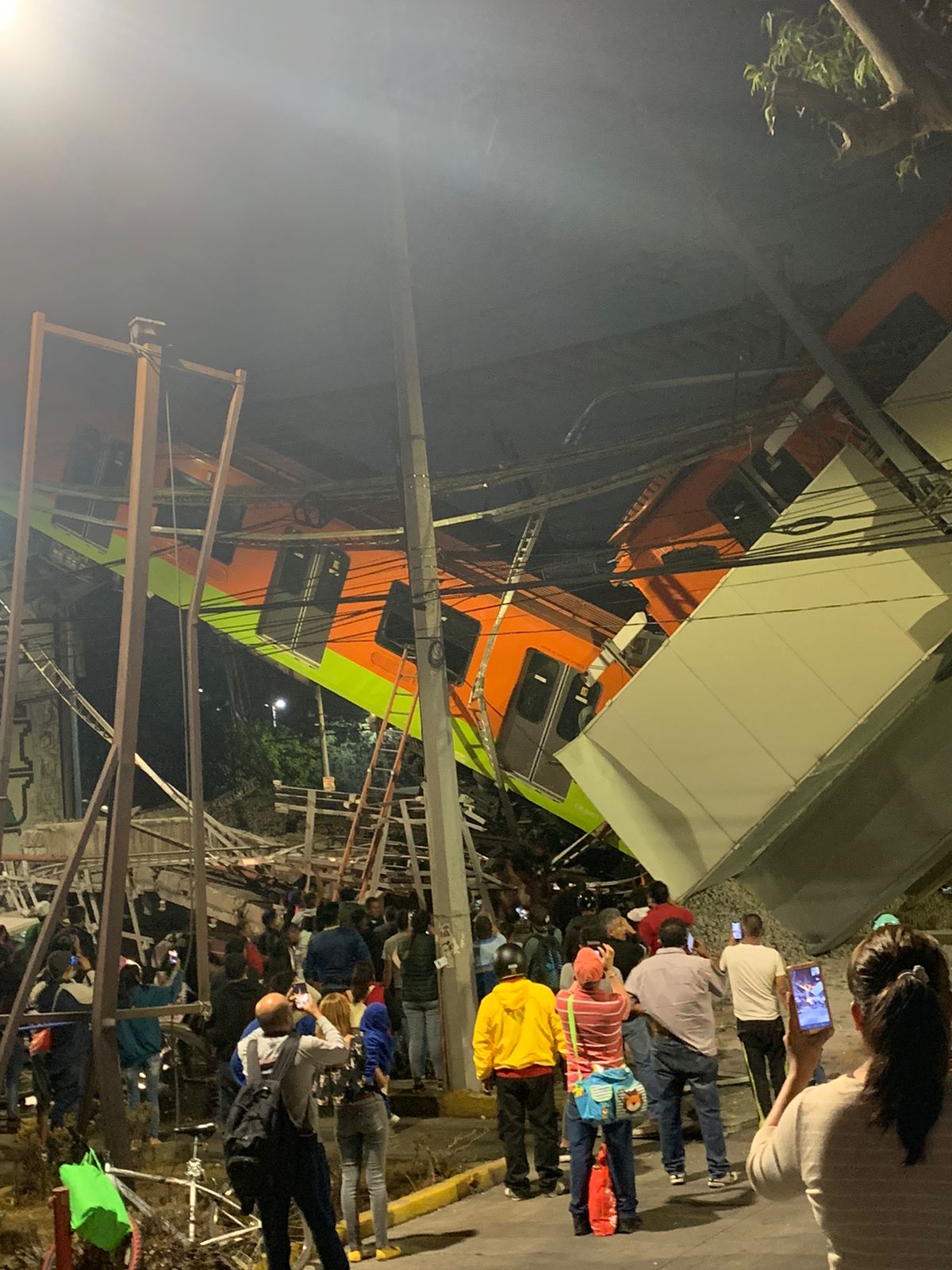 Un tramo de un puente elevado de la línea 12 del Metro, en la Ciudad de México, ha colapsado esta noche con todo y dos vagones de un tren, reportan medios de comunicación en la capital del país. Se están reportando de manera preliminar un accidente vehicular como principal causa del desplome, del cual ya se está informando sobre fallecimientos y heridos.