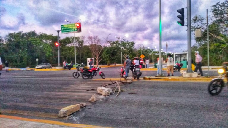 Habitantes de Villas del Sol retuvieron a dos trabajadores de la CFE como medida de presión por la falta de energía eléctrica que por segunda ocasión en esta semana afecta la zona habitacional con alrededor de 100 mil habitantes en Playa del Carmen.