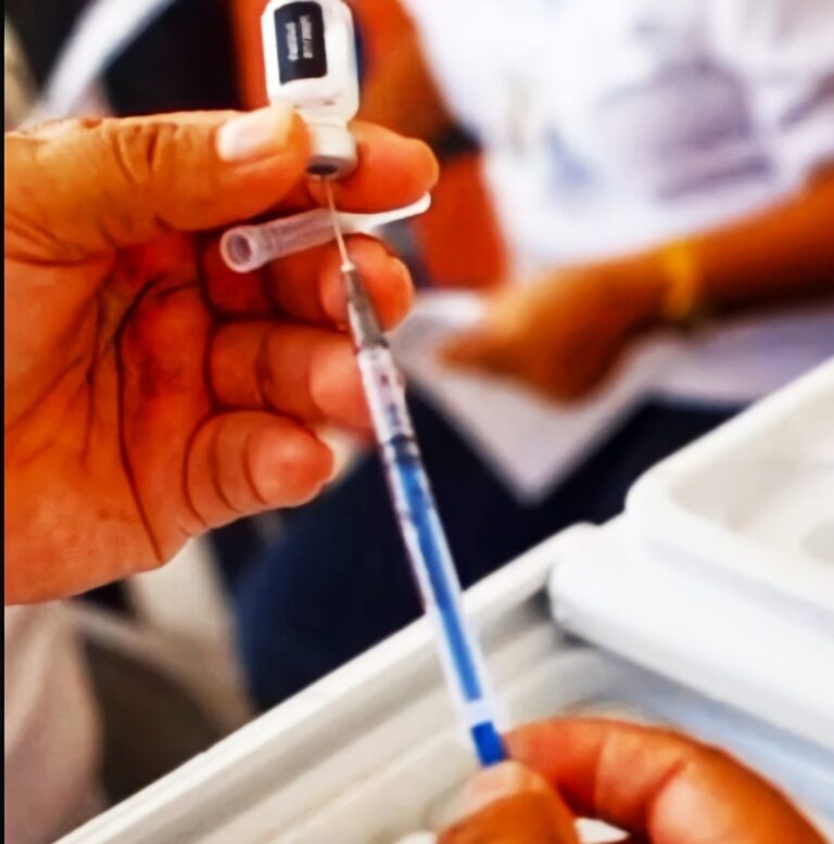 400 internos en el Centro de Retención Municipal de Playa del Carmen recibieron la vacuna contra Covid-19 este fin de semana, según confirmaron autoridades de la Secretaría de Salud federal, la Secretaría de la Defensa Nacional, la Secretaría de Seguridad Pública y Tránsito Municipal de Solidaridad, como parte del respeto a sus derechos humanos y la inmunización al interior de la cárcel local.