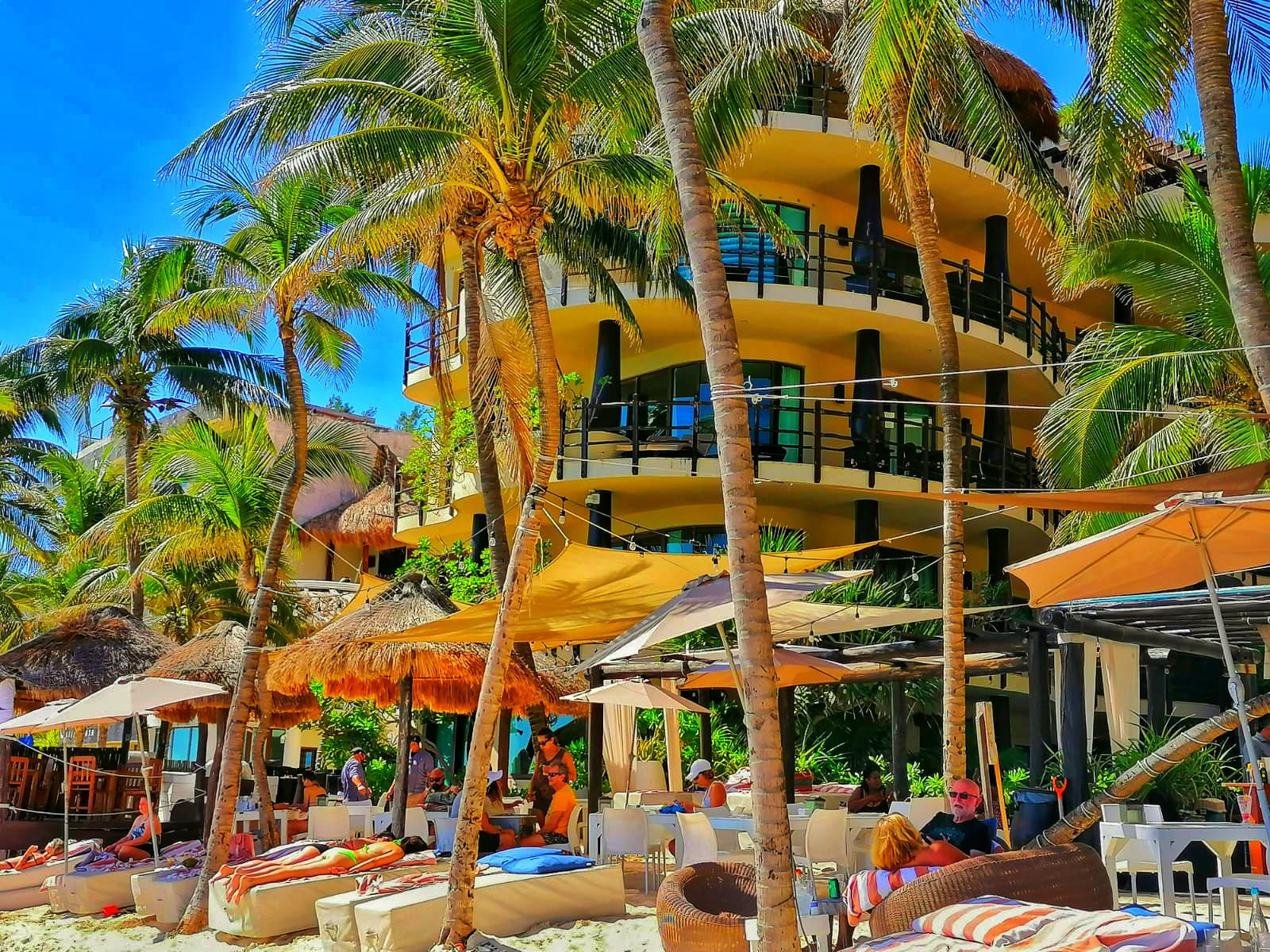 La Riviera Maya mantiene en promedio el 50% de sus habitaciones en servicio, de acuerdo con la más reciente información actualizada sobre ocupación por parte de la Secretaría de Turismo en Quintana Roo, en los 128 hoteles que se mantienen abiertos en la nueva normalidad; mismo que tienen poco más de 42 mil 800 cuartos disponibles entre grandes complejos y pequeños hoteles.