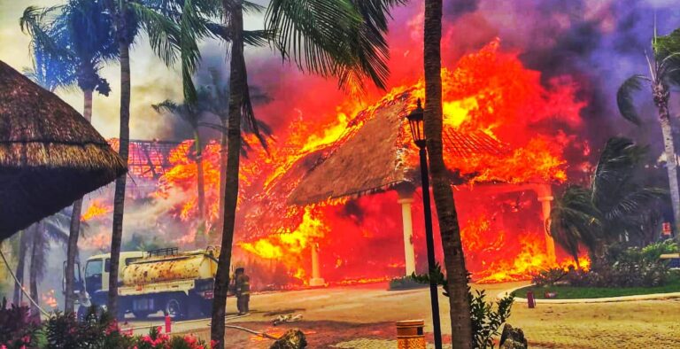 Un intenso incendio consumió tres palapas la tarde de este martes en el hotel Palladium de la Riviera Maya, y aunque al momento se desconocen las causas del siniestro, mismo que fue controlado por el cuerpo de Bomberos de Playa del Carmenen en un par de horas sin que se reportaran víctimas mortales o heridos.