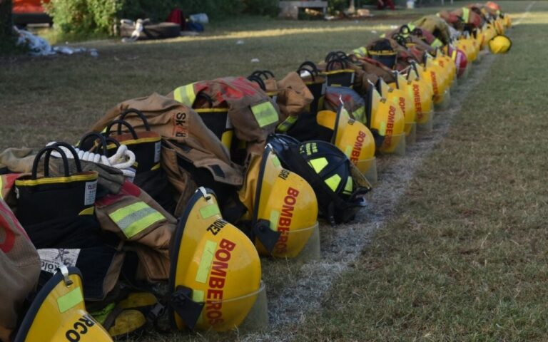 Lo que parecía ser un incendio urbano común terminó cobrando la vida de un bombero con más de 20 años de servicio en el heroico equipo de emergencias en Playa del Carmen: El comandante Jesús Manuel Ortega Hernández, quien falleció después de estar combatiendo las llamas implacables que por más de dos horas no podía ser sofocado en un local entre telas y materiales plásticos en la colonia Ejido, lo que provocó una gran movilización del cuerpos de Seguridad Pública, Protección Civil, Rescate y Bomberos. FOTO: Horacio Moreno