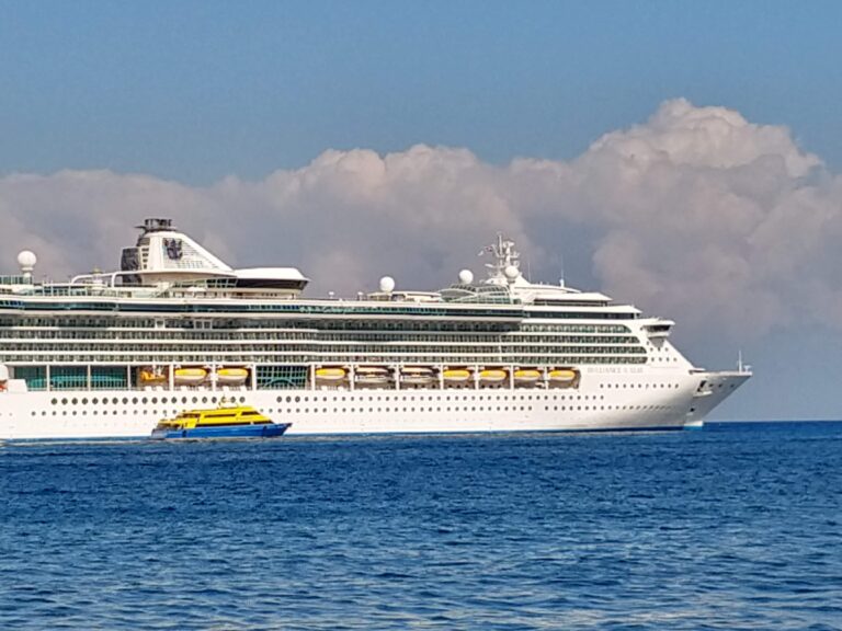 Después de más de un año de la llegada del último crucero a la isla de Cozumel, el sector turístico se entusiasma ante el regreso Royal Caribbean a la terminal de SSA México programado para el 12 de junio, mientras que Playa del Carmen y destinos cercanos tienen un constante incremento de turistas internacionales, que a nivel estatal proyecta una cifra estimada de viajeros en tránsito por Quintana Roo alrededor de los 137 mil turistas.