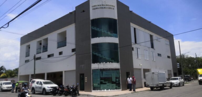 A menos de una semana de la jornada electoral del próximo 6 de junio se reportan 6 integrantes de la Junta Distrital 01 del Instituto Nacional Electoral contagiados del Covid-19 y la confirmación de 1 fallecimiento registrado durante la madrugada del martes 1 de junio 2021.