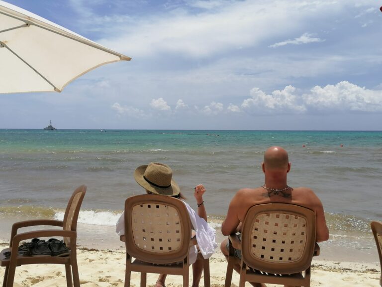 En la asociación de hoteles de Tulum se dio a conocer que iniciaron la valoración del personal de primer contacto, administrativo y operativo de los centros de hospedaje a solicitud de Gobierno del Estado, para una posible jornada de vacunación contra Covid-19.