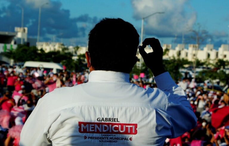 Javier Francisco Toledo Alvarado, titular de la Coordinación Federal Contra Riesgos Sanitarios en la Zona Centro de Quintana Roo, informó que denunciaron ante la Fiscalía General del Estado a los responsables de la campaña de Gabriel Mendicuti por agresiones físicas e intimidación de verificadores, que estaban suspendiendo el evento de cierre que realizaban en el fraccionamiento Villas del Sol.
