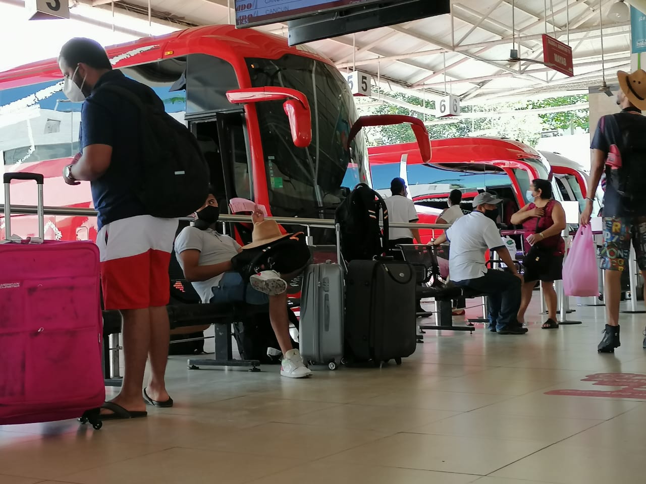 La terminal de autobuses foráneos de la zona turística de Playa del Carmen mantiene una operación del 60% actualmente, lo que representa una recuperación paulatina en este sector, pero que se va sosteniendo gracias a la demanda de viajes en autobús a otros estados de la república y el restablecimiento en su totalidad de la ruta hacia el aeropuerto de Cancún.