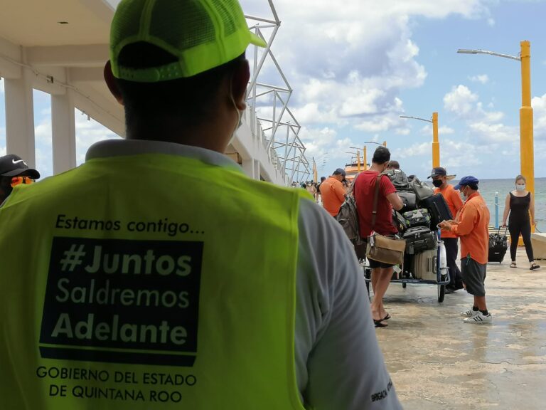 En la terminal marítima de Playa del Carmen se puede notar un mayor control para que los pasajeros cumplan con las medidas sanitarias, entre otros protocolos los llamados "chalecos amarillos" reiteran recomendaciones básicas y dan sugerencias puntuales para evitar los contagios de Covid-19, mientras se confirma el aumento de traslados diarios hacia la isla de Cozumel.