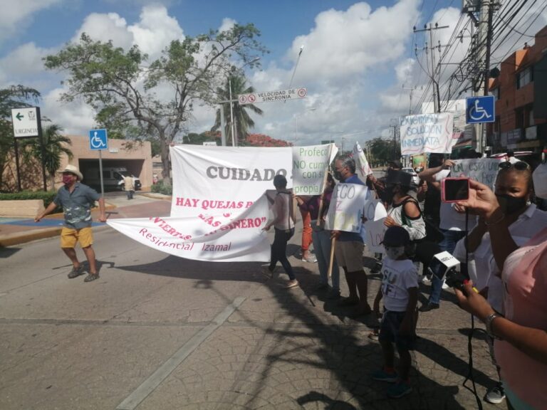 Habitantes del fraccionamiento Izamal Residencial de Cancún, clausuraron simbólicamente las oficinas de Profeco de Quintana Roo, ubicadas sobre avenida Cobá, e incluso bloquearon la circulación, como protesta ante la falta de apoyo e imparcialidad de la dependencia en favor de la inmobiliaria CASAS ARA, que ha defraudado también a ciudadanos en Playa del Carmen.