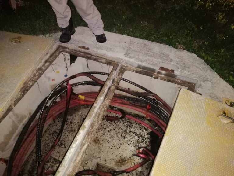 Más de 11 mil familias se quedaron afectadas nuevamente por falta de energía eléctrica en 10 zonas habitacionales del poniente de Playa del Carmen desde la madrugada del domingo 20 de junio, debido a actos de vandalismo, en la red subterránea de la Comisión Federal de Electricidad, cercana a la subestación Mayakoba en el municipio de Solidaridad.