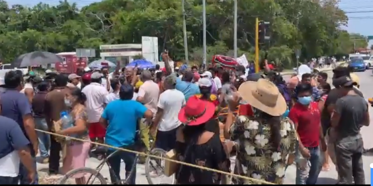 LIBERAN CARRETERA EN TULUM TRAS BLOQUEO DE PRESUNTOS INVASORES DESALOJADOS