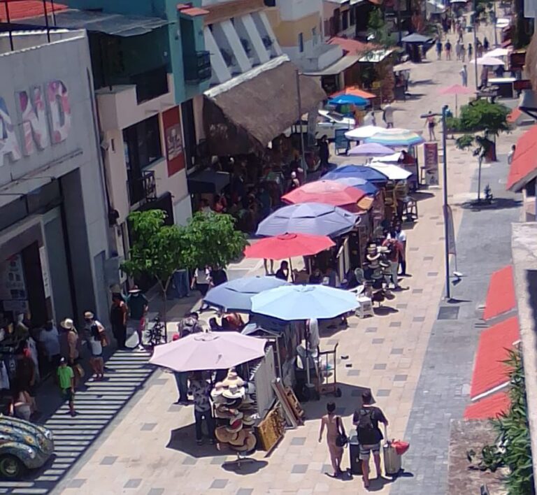 Ambulantes en Quinta Avenida de Playa del Carmen, el sábado 14 de agosto del 2021