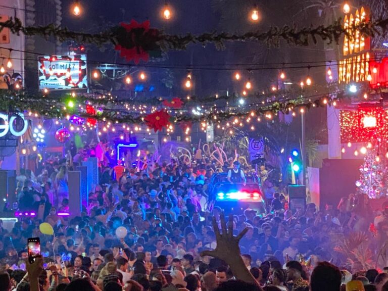 100 MIL PERSONAS RECIBEN AL 2022 EN PLAYA DEL CARMEN; PESE A COVID