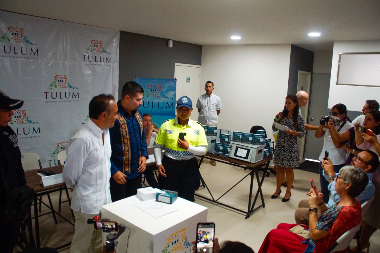 Reciben policías de Tulum 80 bodycams donados por hoteleros