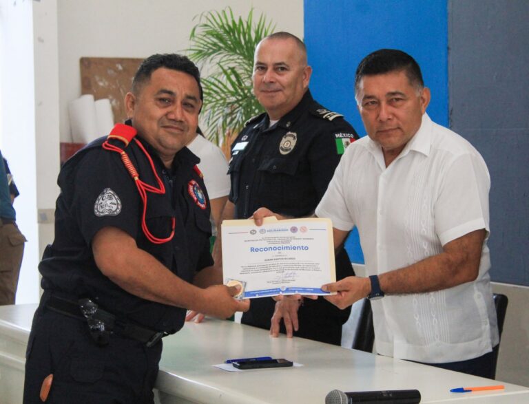 RECONOCEN TRAYECTORIA DE ELEMENTOS EN EL “DIA DEL BOMBERO”