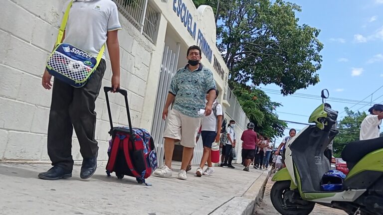 REGRESAN PRESENCIAL 50 MIL A NIVEL BÁSICO EN PLAYA DEL CARMEN; SUGIEREN MANTENER CUBREBOCAS