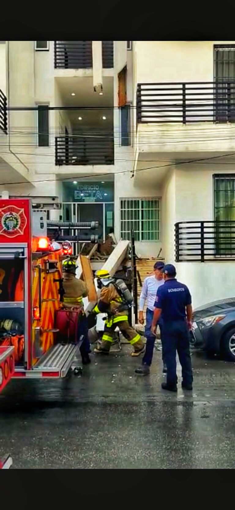 EVACUAN CONDOMINIO POR DERRUMBE DE COLUMNA Y RIESGOS DE FUGA DE GAS