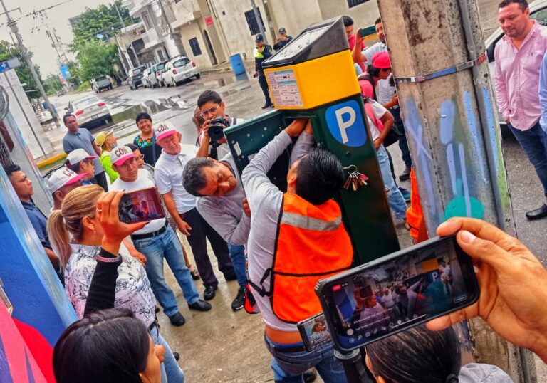 RETIRAN PARQUÍMETROS DE ZONAS HABITACIONALES DE PLAYA DEL CARMEN