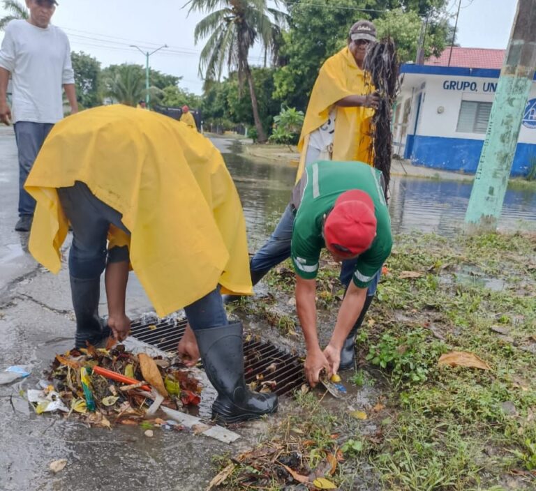 BASURA CAUSA ENCHARCAMIENTOS EN CHETUMAL; ACTIVAN OPERATIVO TORMENTA