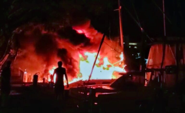 INCENDIAN CATAMARANES EN PUERTO AVENTURAS; HAY RIESGO POR DERRAME DE DIESEL