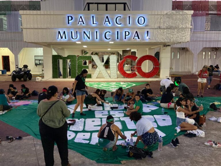 SE UNE PLAYA DEL CARMEN A PROTESTA DEL #28S CON EL PAÑUELAZO GIGANTE