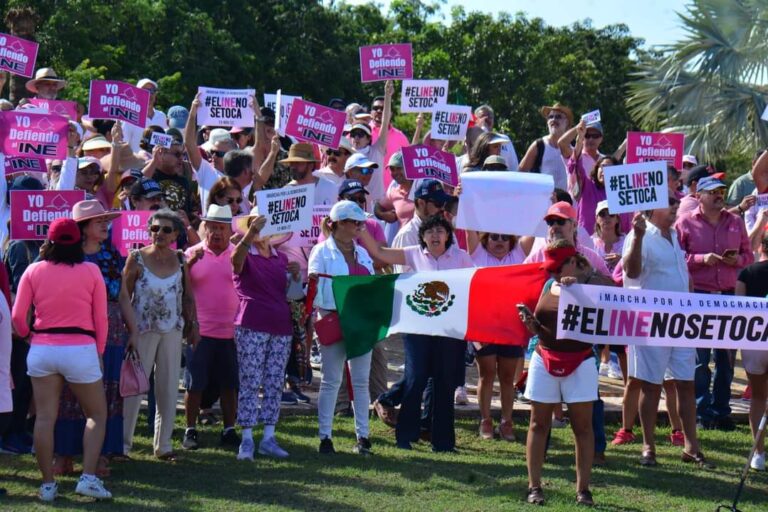 Marchan en Playa del Carmen contra Reforma Electoral bajo consigna #ElINENoSeToca