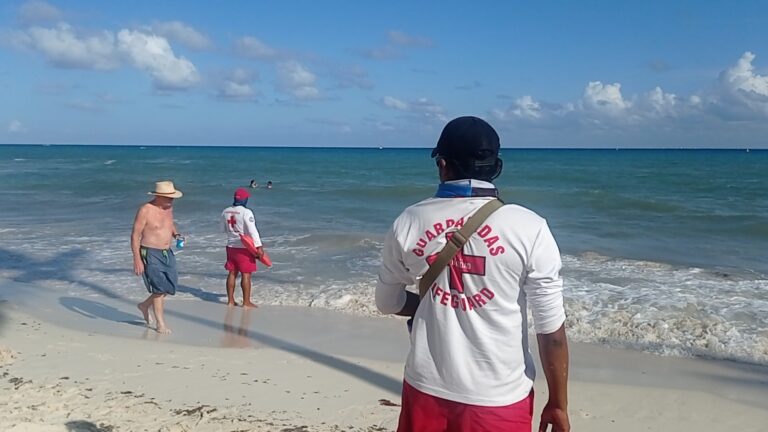 SE TRAGA MAREA Y EROSIÓN TORRE GUARDAVIDAS EN LA 38