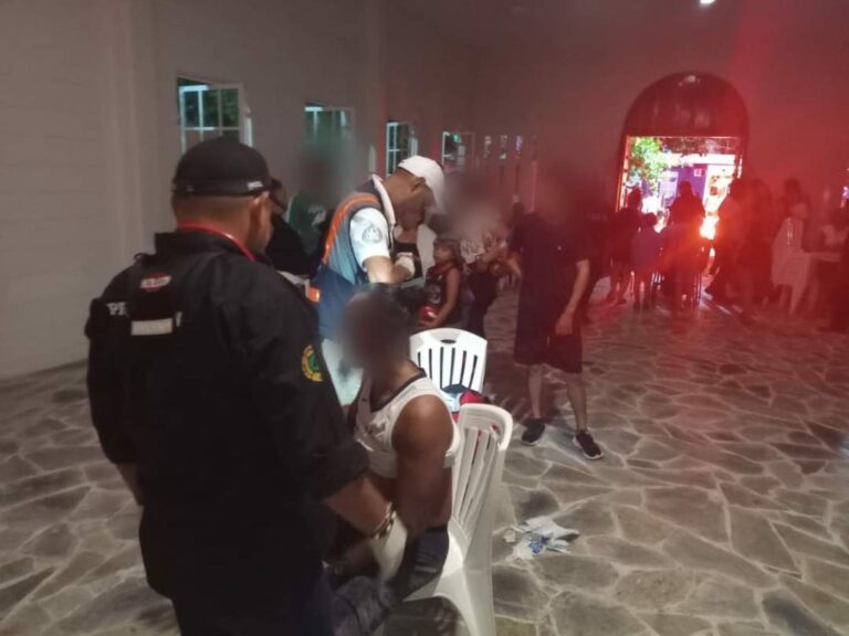 IMPACTA RAYO A 3 EN PANTEÓN DE PLAYA DEL CARMEN, DURANTE NOCHE DEL 1 DE NOVIEMBRE