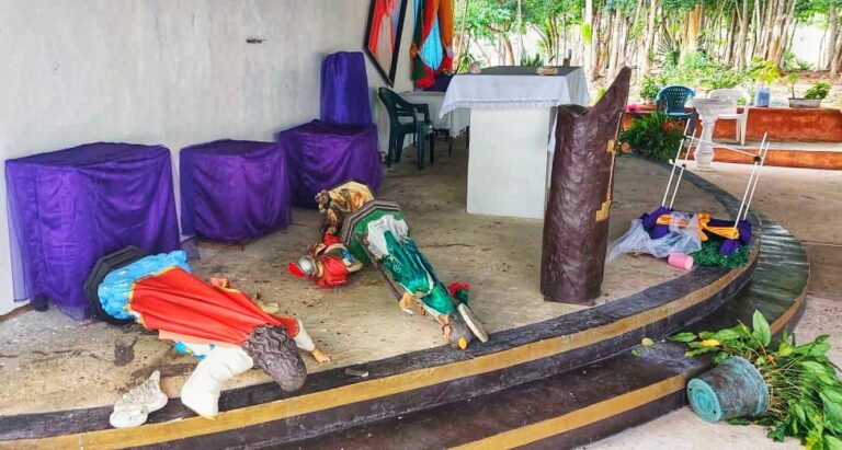DESTROZA “SANTOS” DE CAPILLA CATÓLICA EN PALMAS 1
