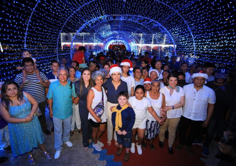 ENCIENDEN FIESTAS NAVIDEÑAS EN PLAYA DEL CARMEN