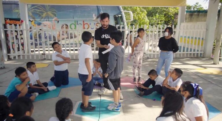 DHBUS, FUNDACIÓN LEGO, CHANGE X Y MADRES DE FAMILIA PINTAN JUEGOS SEGUROS EN ESCUELAS DE QUINTANA ROO