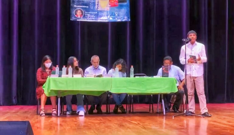 PRESENTAN OBRAS LITERARIAS EN TEATRO DE PLAYA DEL CARMEN