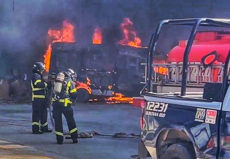 SE INCENDIA CAMIONETA EN BAJOPUENTE, A METROS DE GASOLINERA EN PLAYA DEL CARMEN