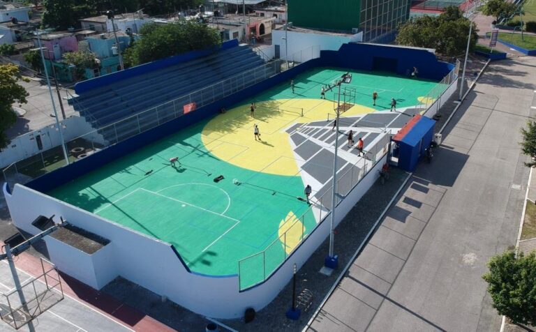 RENUEVAN COLOR DE CANCHA EN UNIDAD DEPORTIVA PLAYA DEL CARMEN