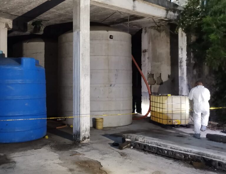 cerca de 75 mil litros de combustible almacenados de manera irregular en una bodega localizada sobre la carretera federal 307 Cancún – Chetumal
