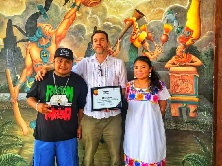 PREMIAN A ARTISTAS MAYAS CON LINGUAPAX INTERNATIONAL AWARD