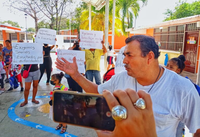 Gerardo Zárate, padre de familia, no descarta que haya plantones