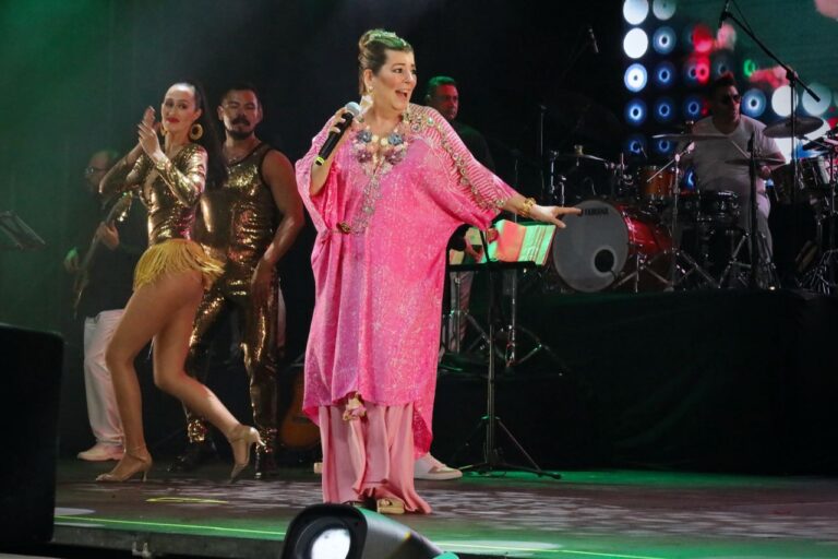 Candente y movida noche con Margarita “La Diosa de la Cumbia”