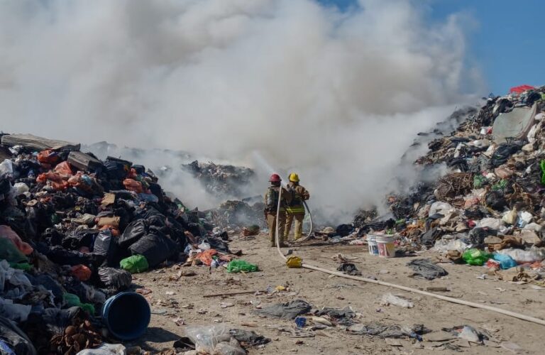 AVANZA COMBATE A INCENDIO EN BASURERO DE HOLBOX