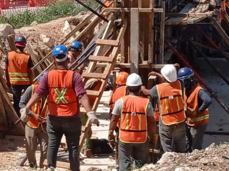 PROTESTAN CON “BRAZOS CAÍDOS” TRABAJADORES EN TRAMO 5 DE TREN MAYA