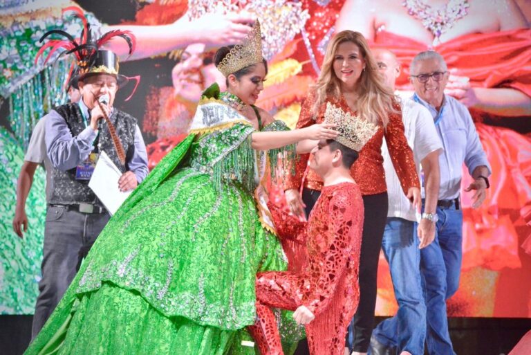 CORONAN A REYES DE CARNAVAL PLAYA DEL CARMEN 2023