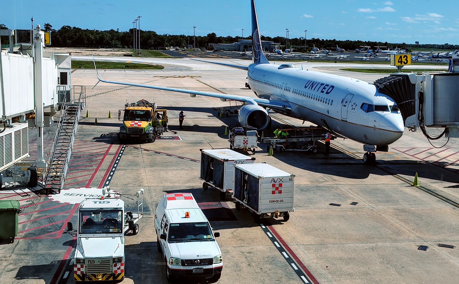 De acuerdo a Sectur los aeropuertos de Quintana Roo recibieron 370 mil 215 viajeros internacionales más respecto al primer trimestre del año anterior. En conjunto abarcan una cuota de mercado de 72.7%