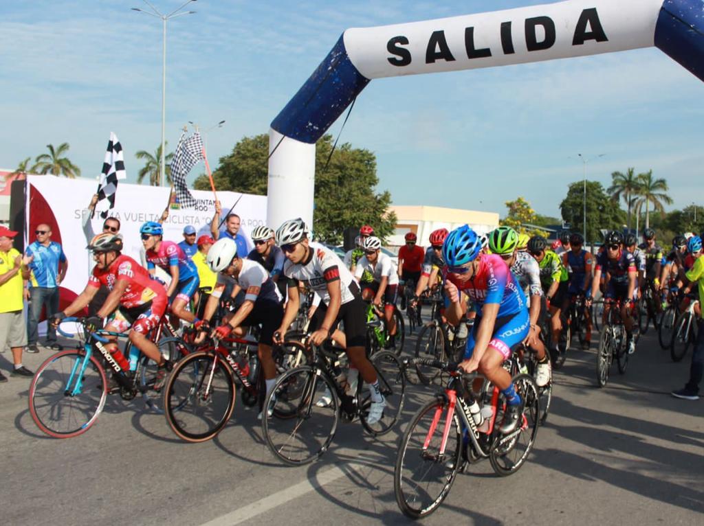*Mas de un centenar de ciclistas inician la travesía por los Municipios del Estado, saliendo de Playa del Carmen como primera etapa.