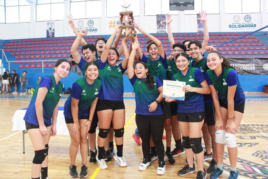 *Jóvenes estudiantes de preparatorias disputan las finales del torneo en el renovado gimnasio Poliforum de Playa del Carmen.