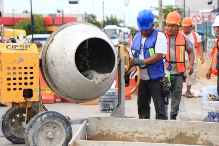 Playa del Carmen, Solidaridad, 6 de junio del 2023.- A fin de dignificar la vida de las familias, la presidenta Lili Campos presenció en Villas del Sol el inicio de obra del paradero del transporte público, el cual será el más grande de Solidaridad. Adelantó que la próxima semana iniciará la construcción de la Unidad deportiva en ese mismo fraccionamiento, banquetas en la avenida Loros, pasos peatonales y el programa de "Pinta tu Fachada".