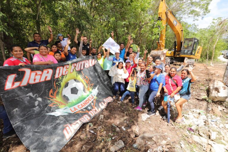 • La presidenta inició la construcción de un área deportiva y adelantó que pronto iniciarán introducción de servicios de agua, electrificación y drenaje