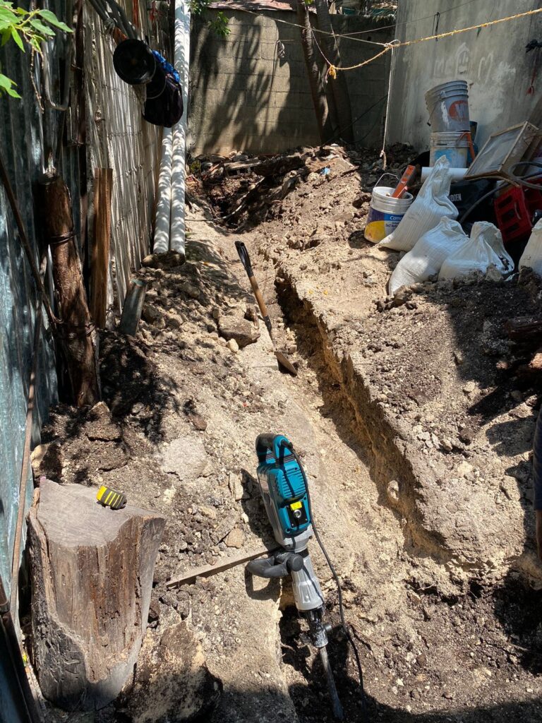 • Junto con la sociedad civil, contribuye la incorporación de cinco viviendas al drenaje sanitario, para evitar contaminación