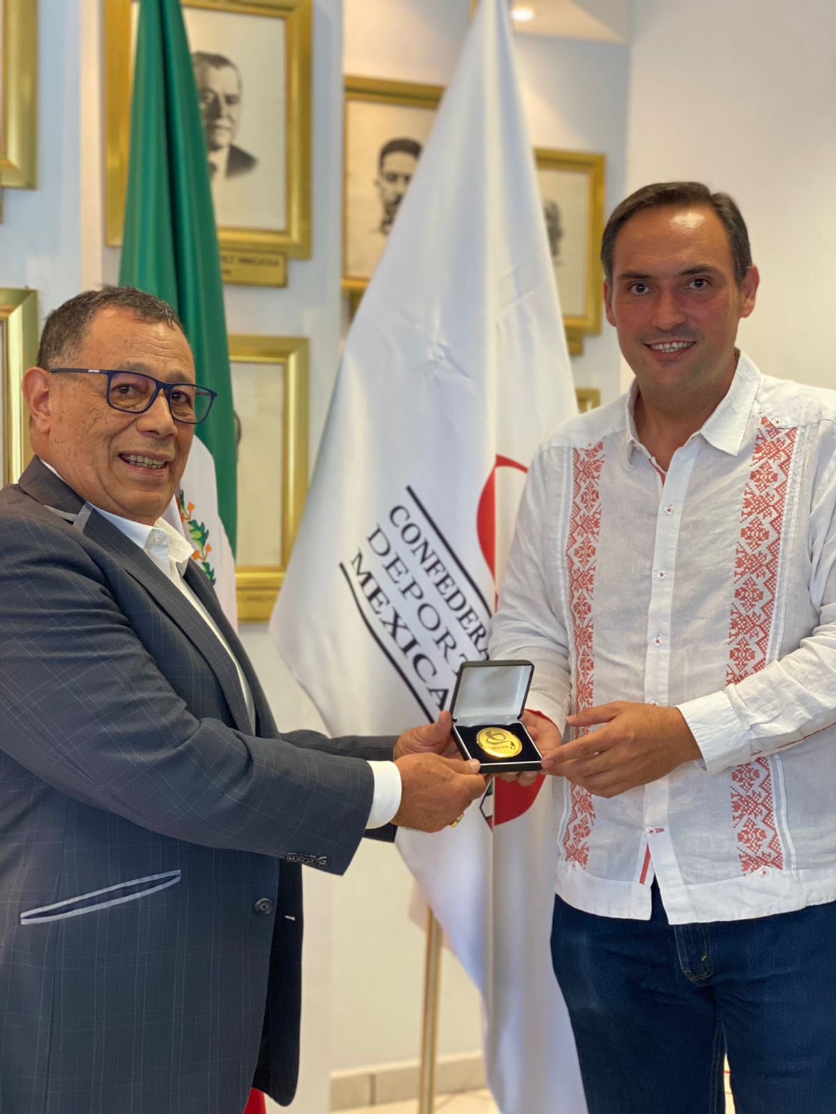 *Entregan la medalla dorada al director general del Instituto del Deporte, Amador Gutiérrez, por Francisco Cabezas.
