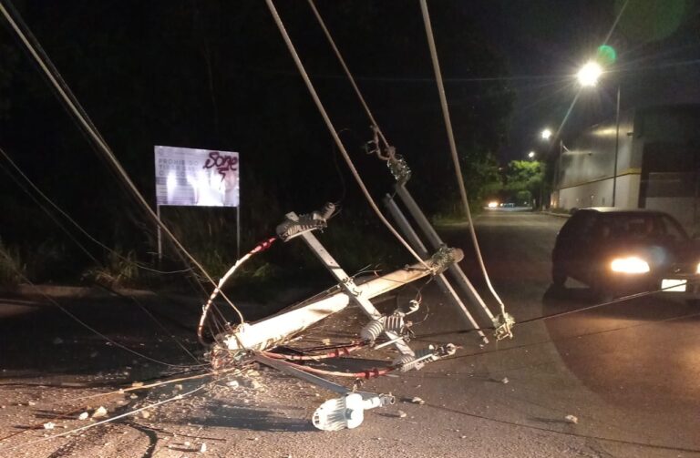 CHOQUE DE TRAILER DEJA SIN LUZ 3 ZONAS HABITACIONALES; REFUERZA POLICÍA VIGILANCIA
