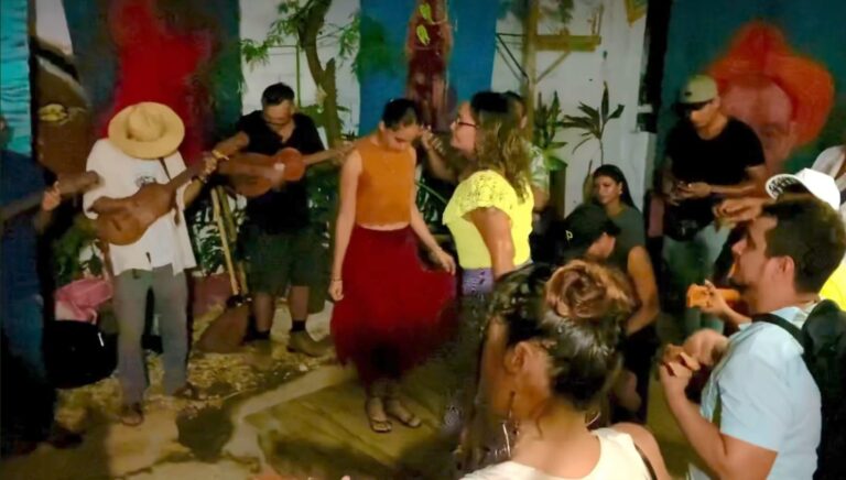 RESUENA SON JAROCHO COMUNITARIO EN PLAYA DEL CARMEN